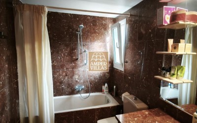 Spacious bungalow with a communal swimming pool and tennis court next to the golf club.